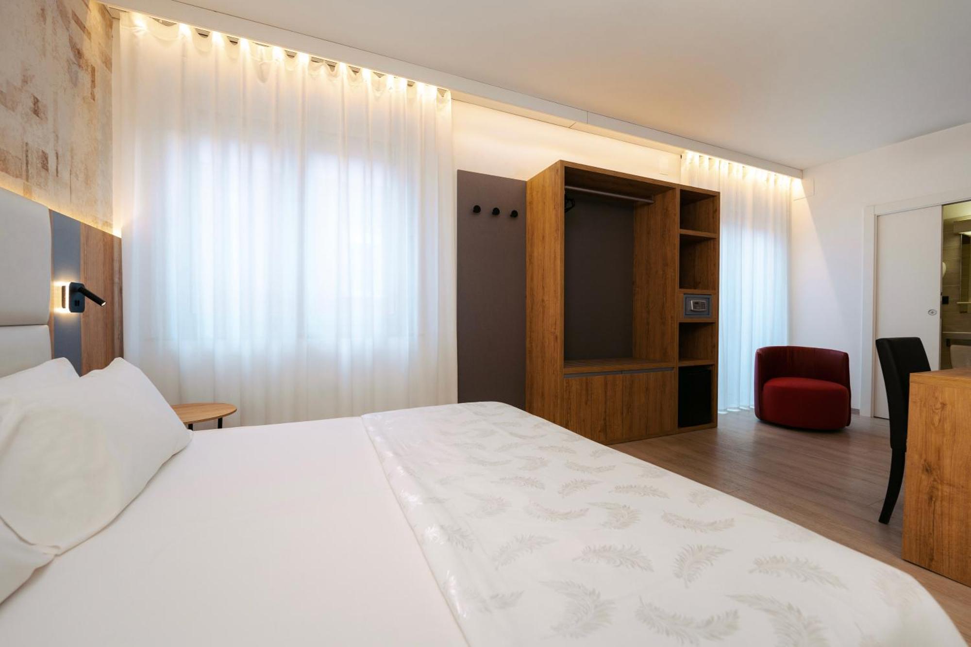 Everest Hotel